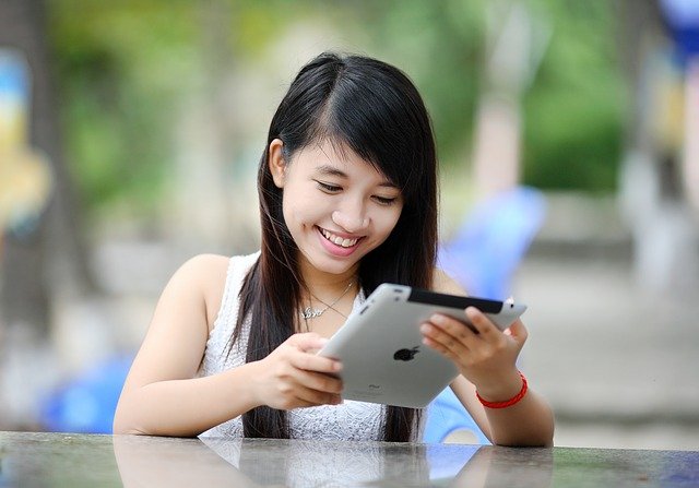 asiatka s tabletem