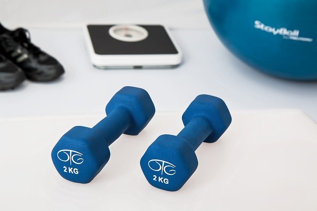 Fitness, činky, boty, cvičení.