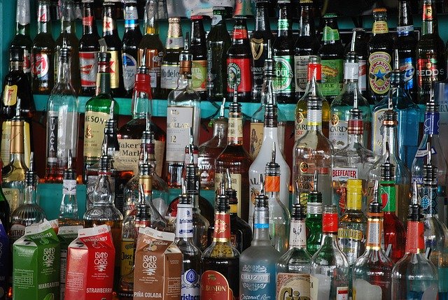 police plná flašek s alkoholem