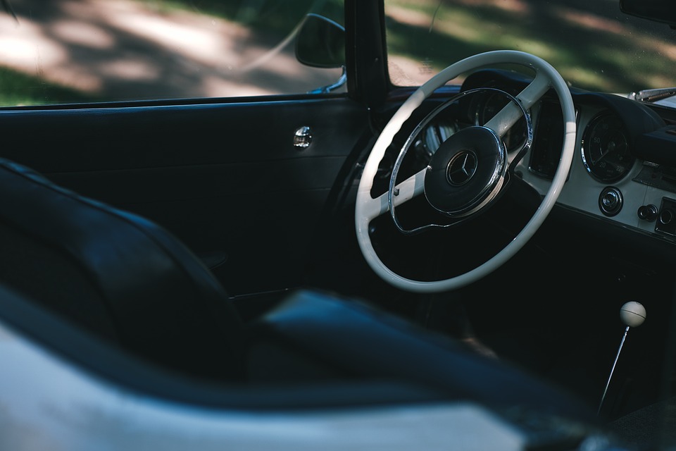 Partner má vlastní auto.